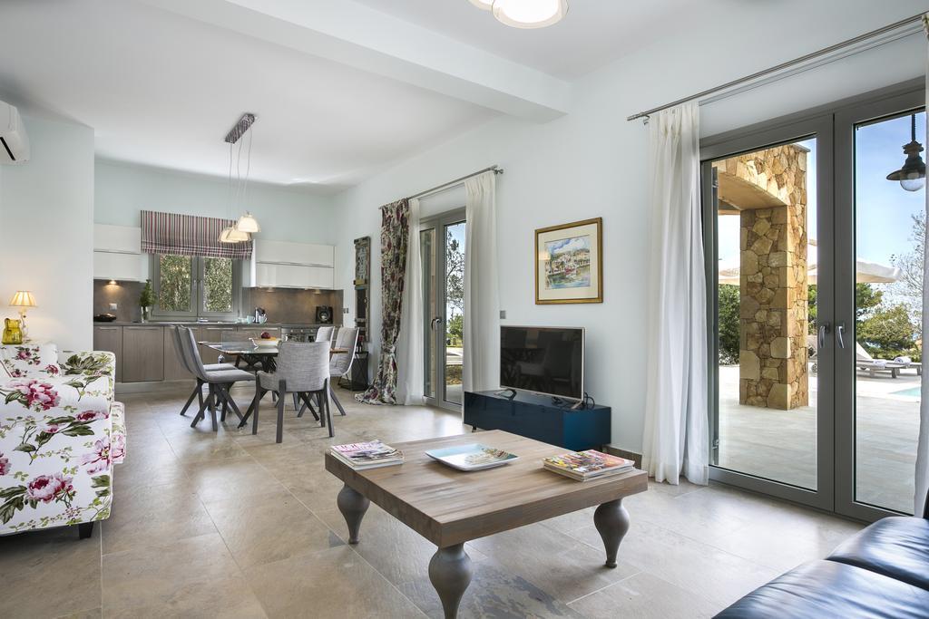 Afrodite Luxury Villa Свороната Екстериор снимка